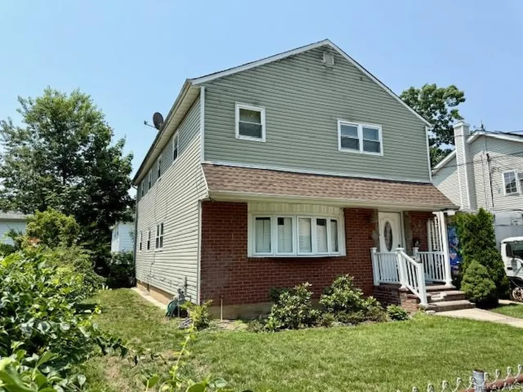 195 Garden Street Westbury NY 11590