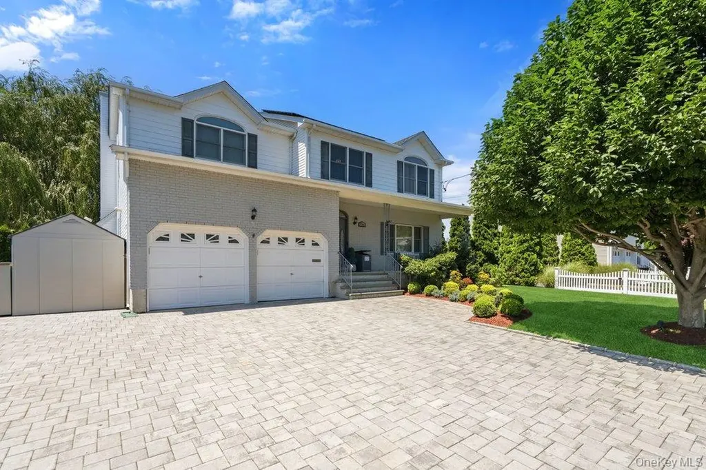 2066 Washington Avenue Seaford NY 11783