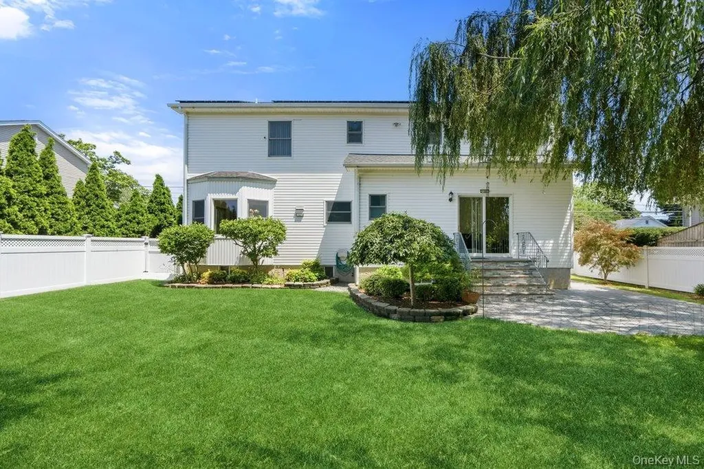 2066 Washington Avenue Seaford NY 11783