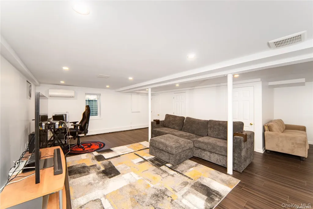14 Beech Court Malverne NY 11565