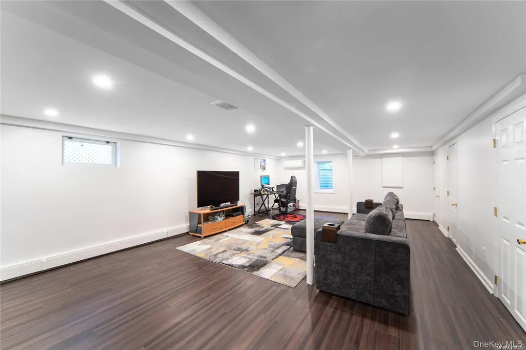 14 Beech Court Malverne NY 11565