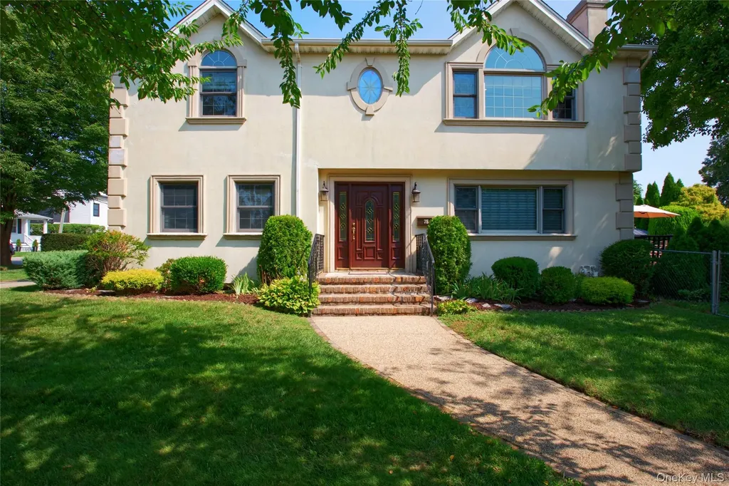 75 Maple Street Roslyn Heights NY 11577