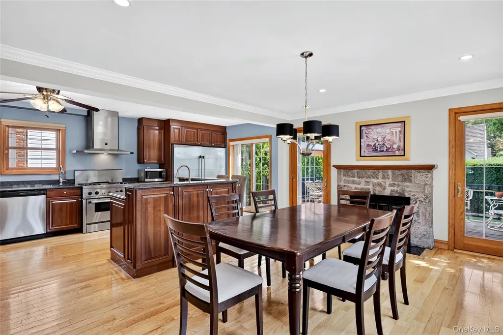 75 Maple Street Roslyn Heights NY 11577