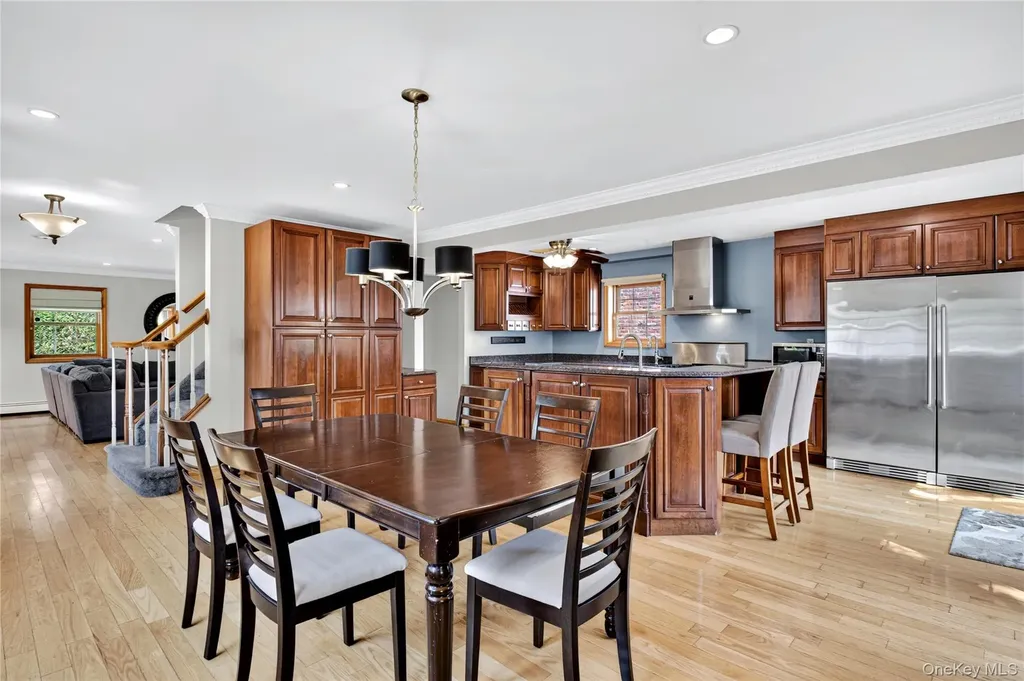 75 Maple Street Roslyn Heights NY 11577
