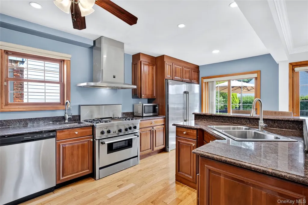 75 Maple Street Roslyn Heights NY 11577