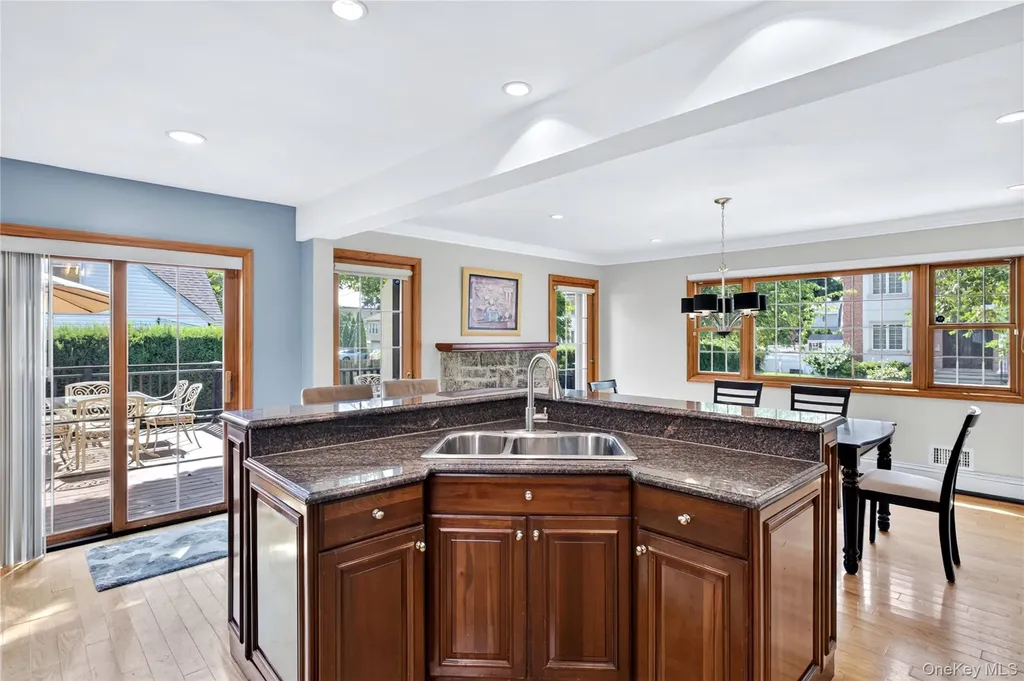 75 Maple Street Roslyn Heights NY 11577