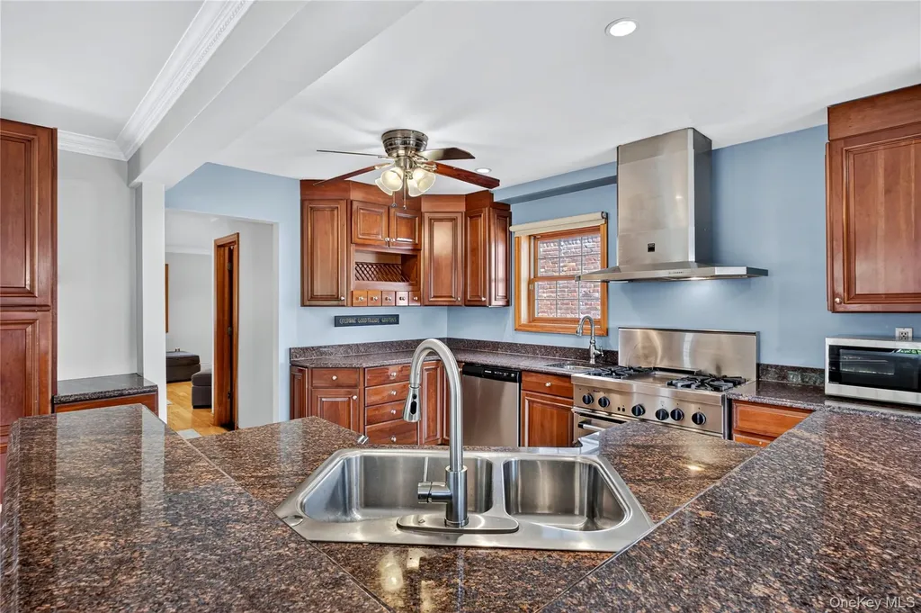 75 Maple Street Roslyn Heights NY 11577