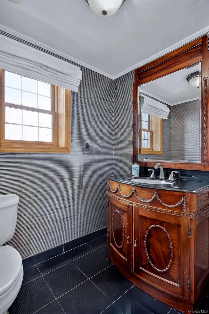 75 Maple Street Roslyn Heights NY 11577