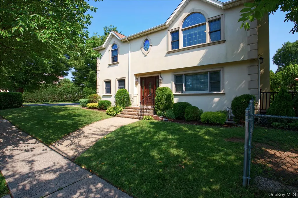 75 Maple Street Roslyn Heights NY 11577