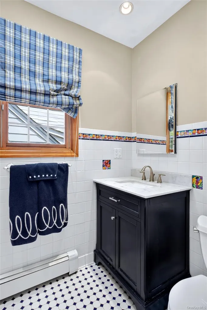 75 Maple Street Roslyn Heights NY 11577