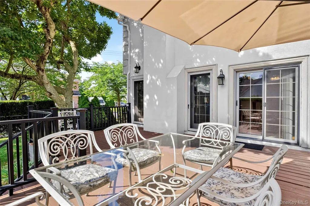 75 Maple Street Roslyn Heights NY 11577