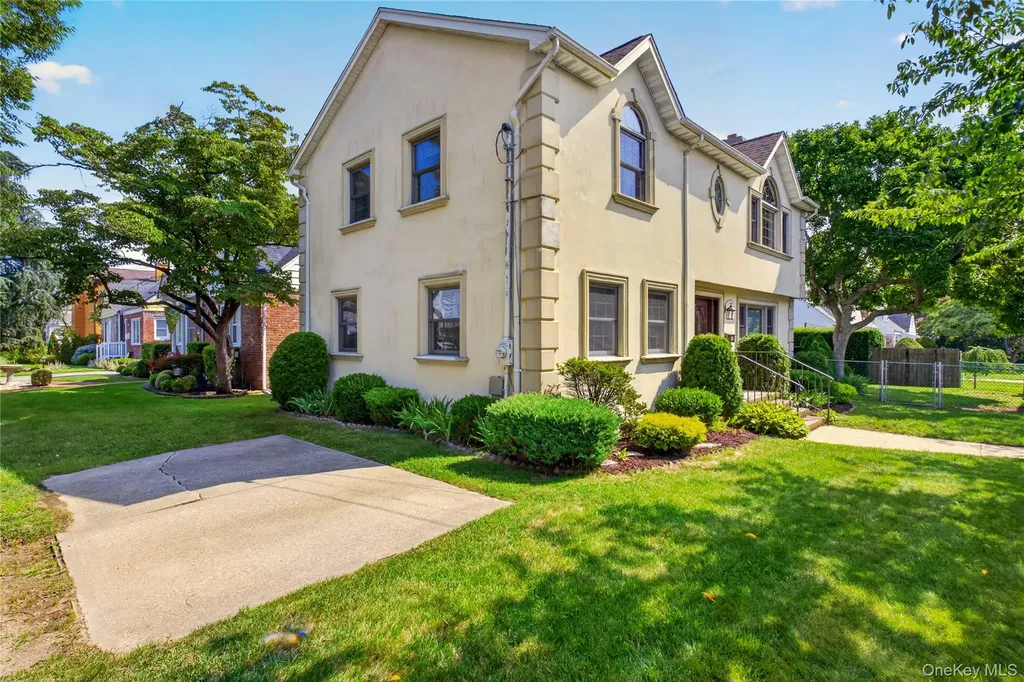 75 Maple Street Roslyn Heights NY 11577