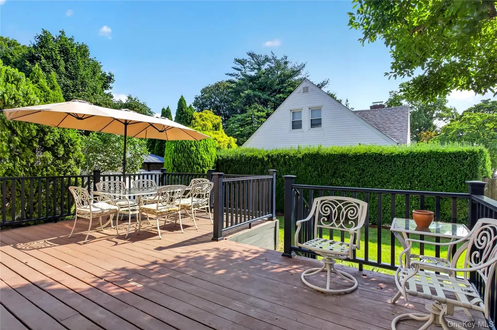 75 Maple Street Roslyn Heights NY 11577