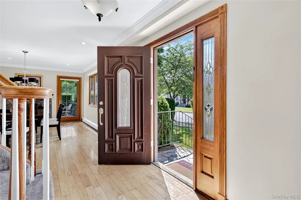 75 Maple Street Roslyn Heights NY 11577