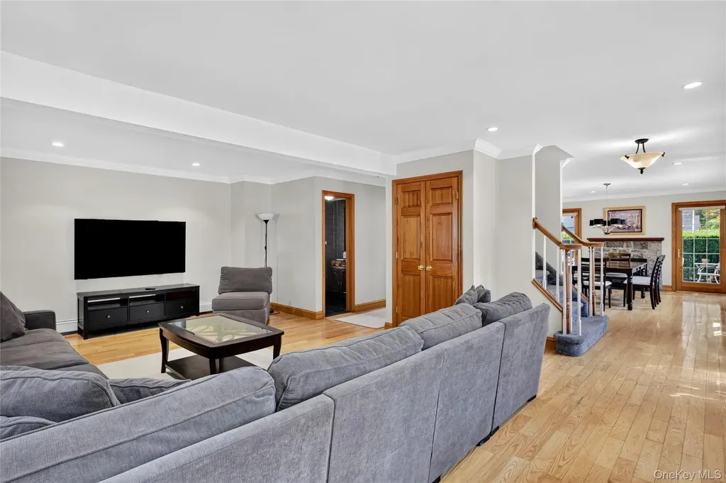 75 Maple Street Roslyn Heights NY 11577