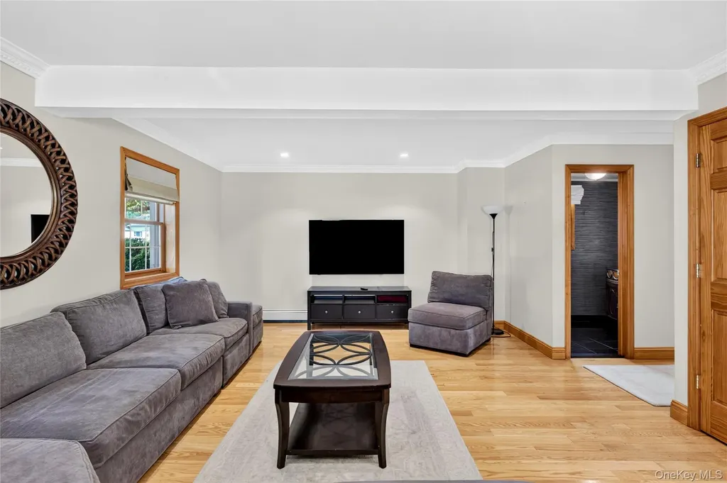 75 Maple Street Roslyn Heights NY 11577