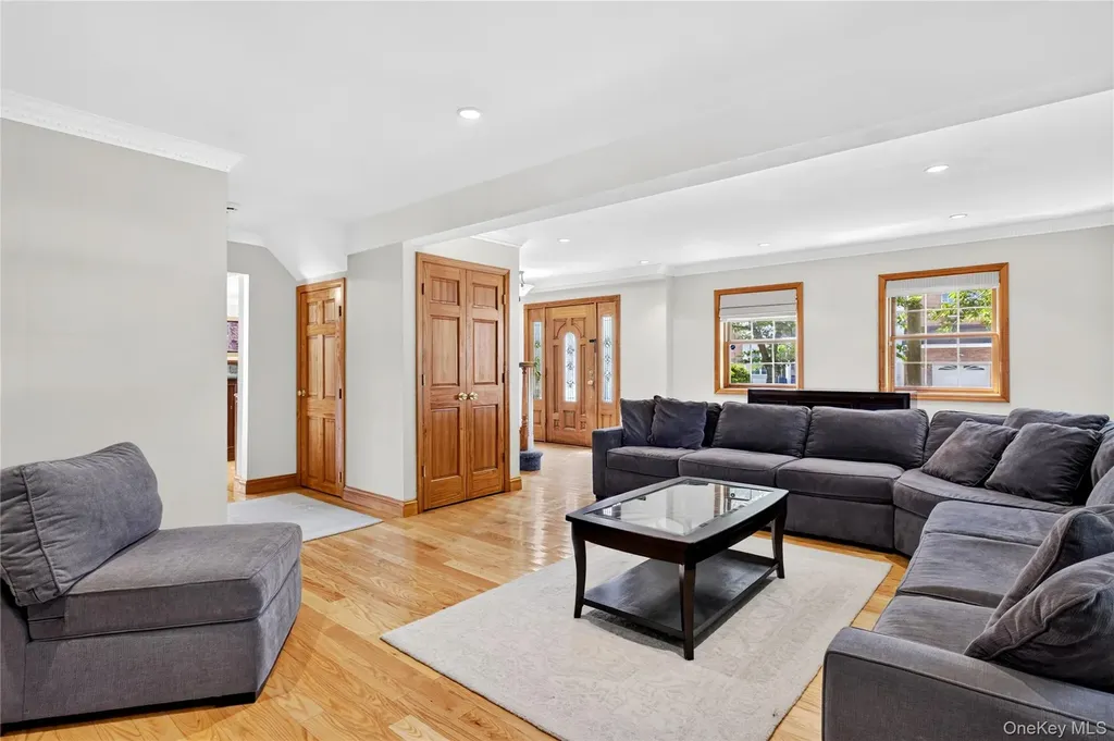 75 Maple Street Roslyn Heights NY 11577