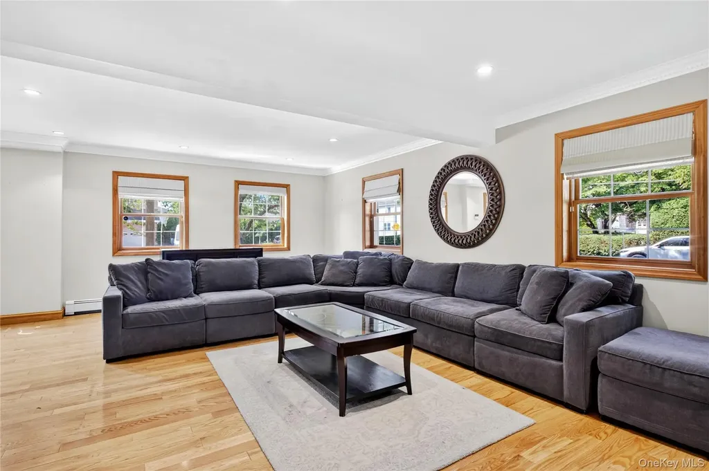 75 Maple Street Roslyn Heights NY 11577