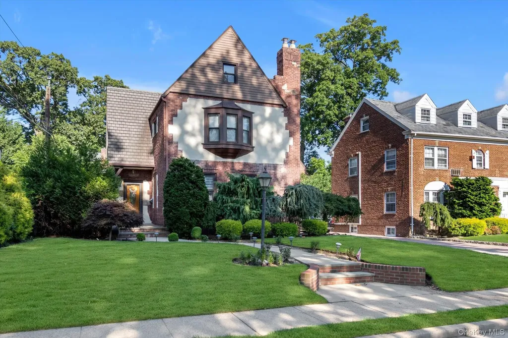15 Parkwold Drive W Valley Stream NY 11580