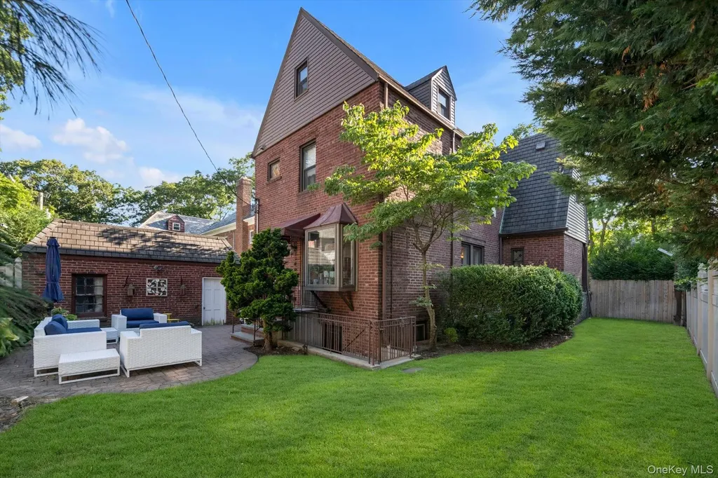 15 Parkwold Drive W Valley Stream NY 11580