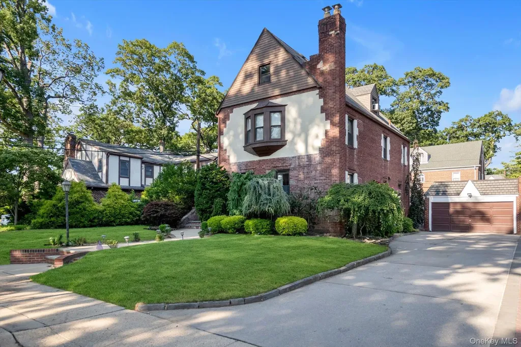 15 Parkwold Drive W Valley Stream NY 11580
