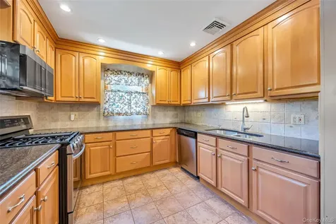 35 Jerold Street Plainview NY 11803