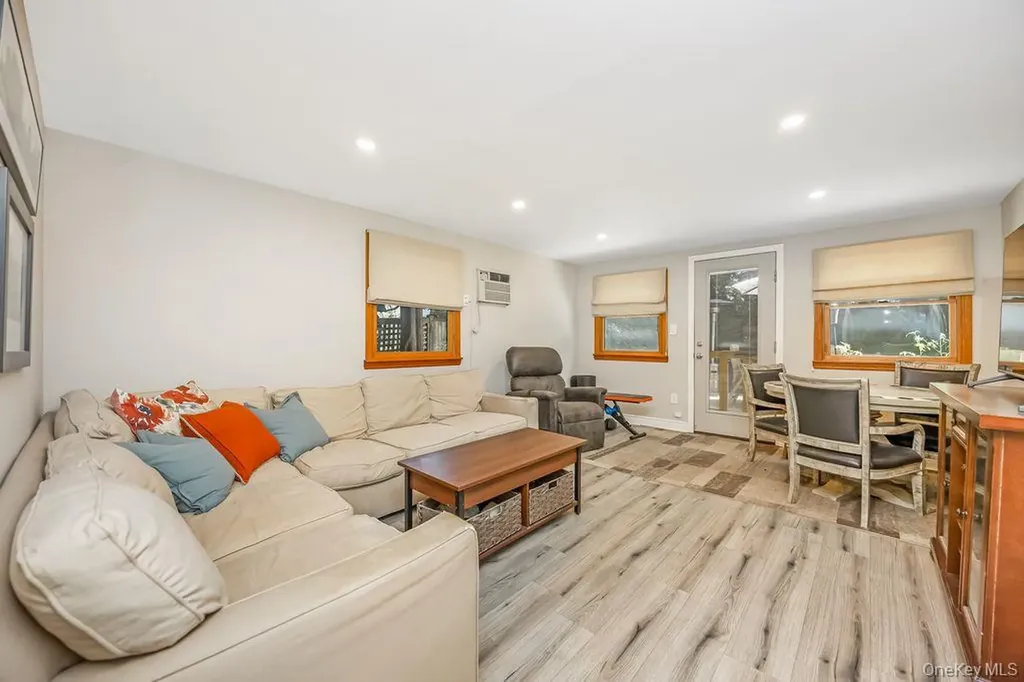 67 Cedar Place Floral Park NY 11001