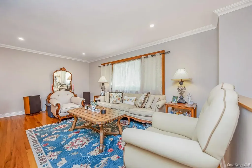 67 Cedar Place Floral Park NY 11001