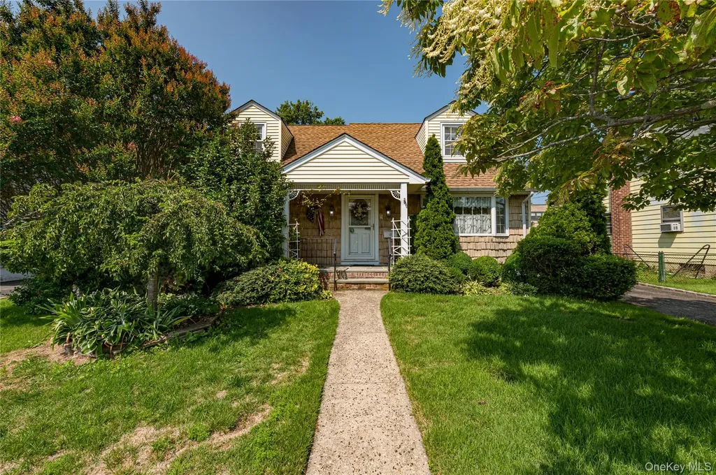 9 Croyden Lane Hicksville NY 11801
