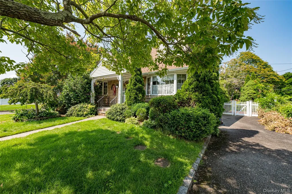 9 Croyden Lane Hicksville NY 11801
