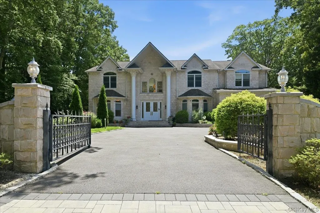8 Headley Way Woodbury NY 11797