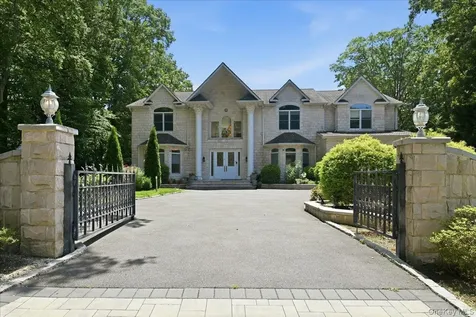 8 Headley Way Woodbury NY 11797