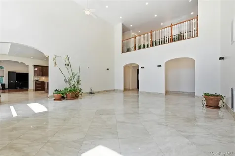 8 Headley Way Woodbury NY 11797