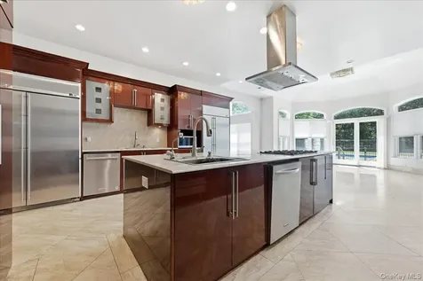 8 Headley Way Woodbury NY 11797