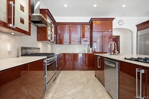 8 Headley Way Woodbury NY 11797