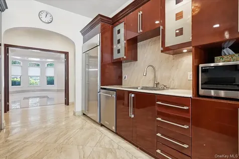 8 Headley Way Woodbury NY 11797