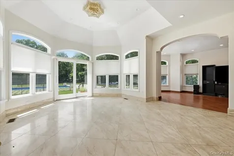 8 Headley Way Woodbury NY 11797