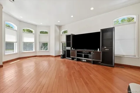 8 Headley Way Woodbury NY 11797