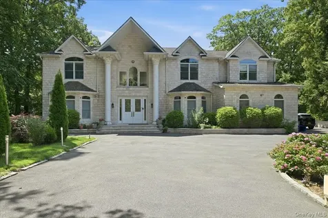 8 Headley Way Woodbury NY 11797