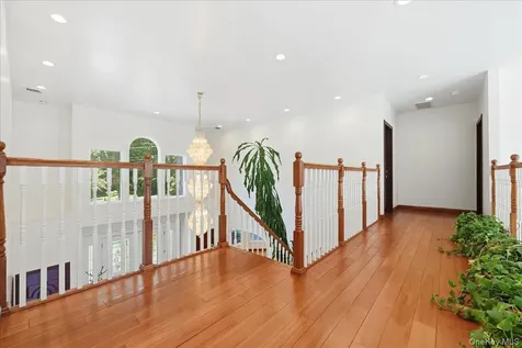 8 Headley Way Woodbury NY 11797