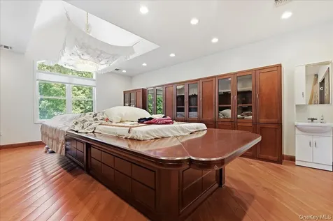 8 Headley Way Woodbury NY 11797