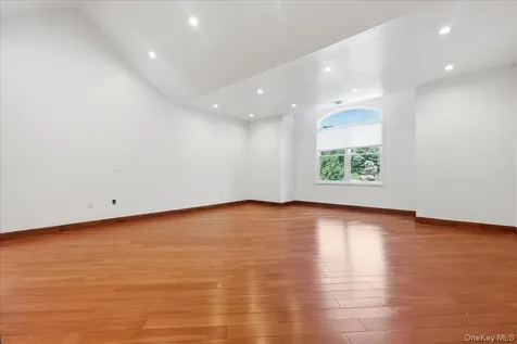 8 Headley Way Woodbury NY 11797