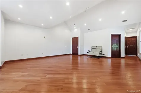 8 Headley Way Woodbury NY 11797