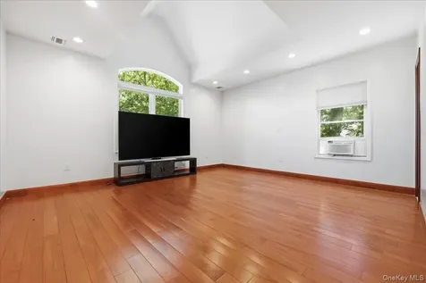 8 Headley Way Woodbury NY 11797