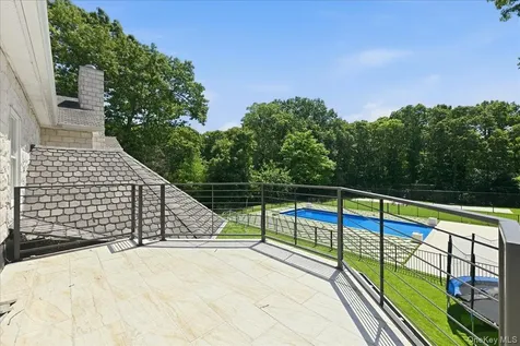 8 Headley Way Woodbury NY 11797