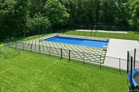 8 Headley Way Woodbury NY 11797