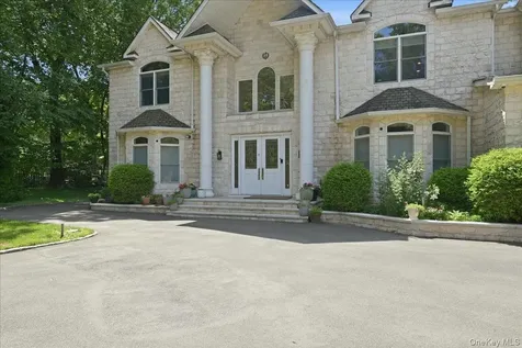 8 Headley Way Woodbury NY 11797