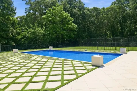 8 Headley Way Woodbury NY 11797