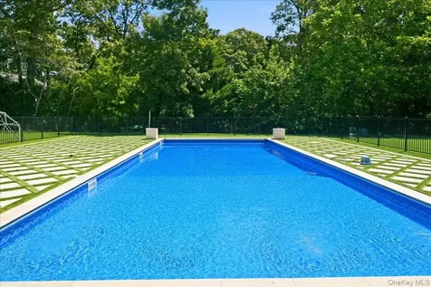 8 Headley Way Woodbury NY 11797