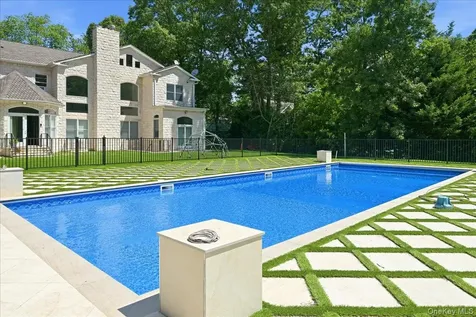 8 Headley Way Woodbury NY 11797